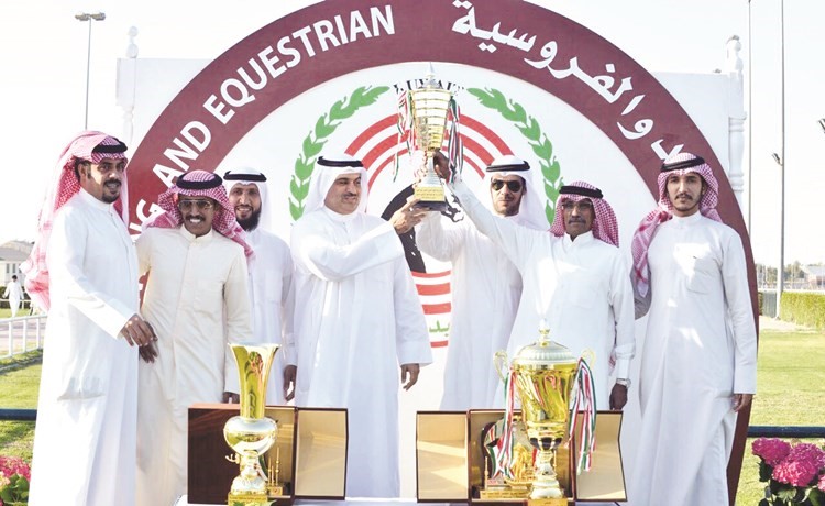 علاء الرومي يسلم كأس بيت العرب ﻿