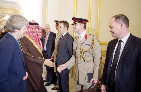صاحب السمو الملكي الأمير محمد بن نايف ولي العهد نائب رئيس مجلس الوزراء وزير الداخلية السعودي مستقبلا رئيسة وزراء بريطانيا تيريزا ماي والوفد المرافق لها أمس 	   (واس)