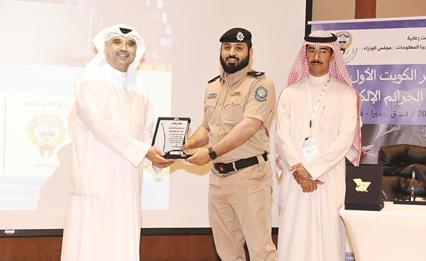 م. قصي الشطي مكرما احدى الجهات المشاركة﻿