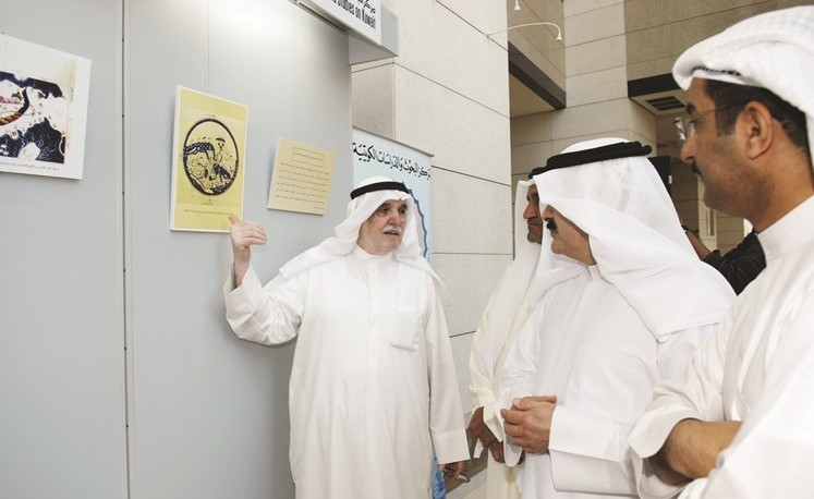 د.عبدالله الغنيم يستعرض إحدى المخطوطات﻿