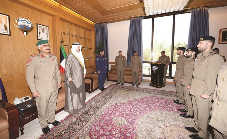الشيخ محمد الخالد والفريق الركن محمد الخضر خلال قراءة المرسوم﻿