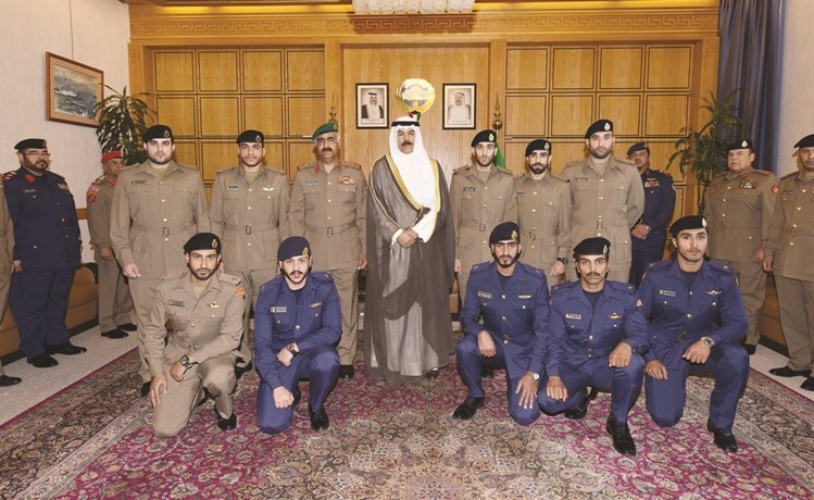 الشيخ محمد الخالد والفريق الركن محمد الخضر يتوسطان الضباط﻿