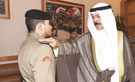 الشيخ محمد الخالد يقلد أحد الضباط رتبته﻿