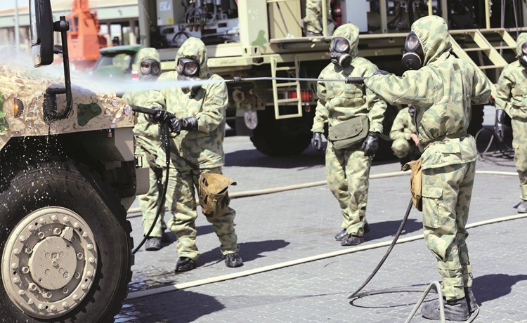 عملية تطهير العربات من المواد المشعة ( ميناء شويخ)﻿