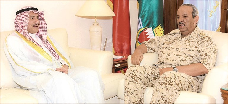 السفير الشيخ عزام الصباح لدى لقائه مع المشير الركن الشيخ خليفة بن أحمد آل خليفة﻿