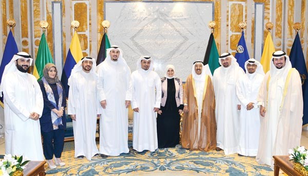 صاحب السمو الأمير الشيخ صباح الأحمد لدى استقباله الوزيرة هند الصبيح ورئيس وأعضاء مجلس إدارة جمعية العلاقات العامة