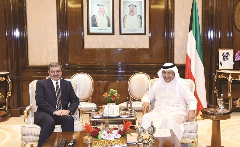 سمو رئيس الوزراء الشيخ جابر المبارك مستقبلا السفير العراقي﻿