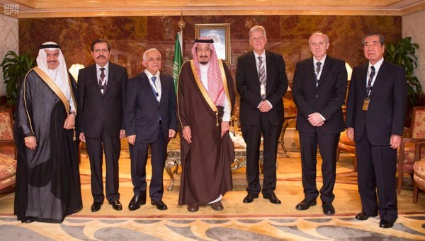 الملك سلمان يفوز بجائزة الملك فيصل العالمية ويحظى بلقب خادم الإسلام والمسلمين