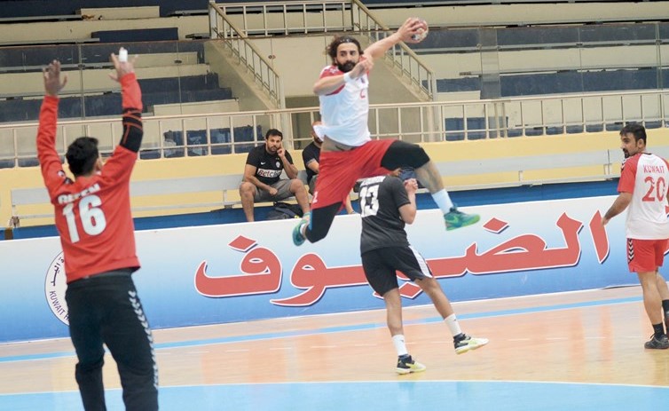 لاعب الكويت عبدالله الغربللي يصوب على مرمى القرين ﻿