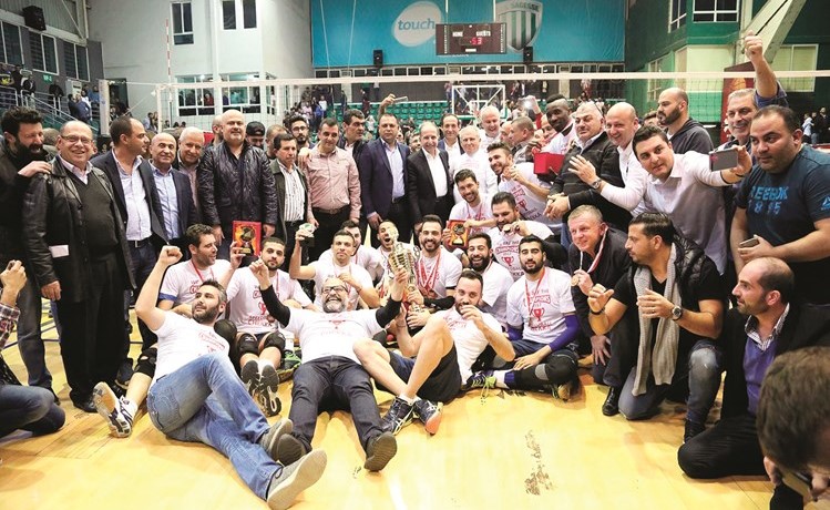 لاعبو فريق سبيد بول يحتفلون بالحصول على البطولة ﻿