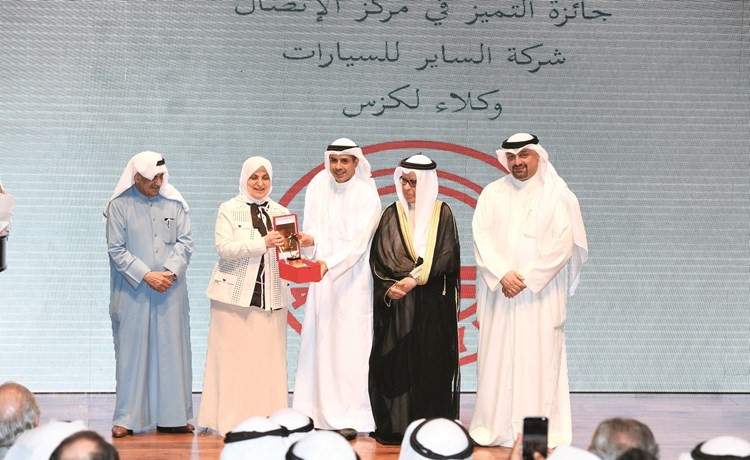 بدر مساعد الساير متسلما الجائزة من هند الصبيح﻿