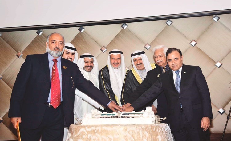 د. ناصر الصانع ومبارك المطوع والسفير الباكستاني يقطعون كيكة الاحتفال﻿