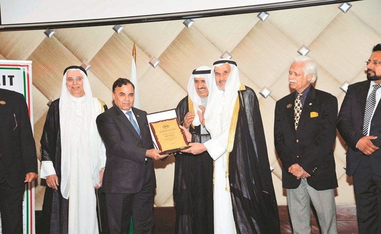 مبارك المطوع مكرما احد اعضاء اللجنة من الجانب الباكستاني(شانافاس قاسم)﻿