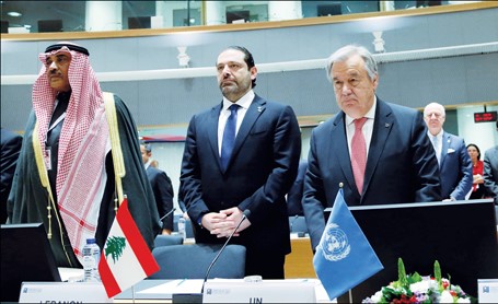 النائب الأول لرئيس مجلس الوزراء ووزير الخارجية الشيخ صباح الخالد ورئيس الوزراء اللبناني سعد الحريري والأمين العام للأمم المتحدة انطونيو غوتيريس ومديرة السياسة الخارجية للاتحاد الاوروبي فيديريكا موغيريني خلال الوقوف دقيقة حدادا على ضحايا الهجوم الكيماوي في خان شيخون بادلب خلال مؤتمر دولي حول مستقبل سورية والمنطقة في بروكسل                                 (رويترز)