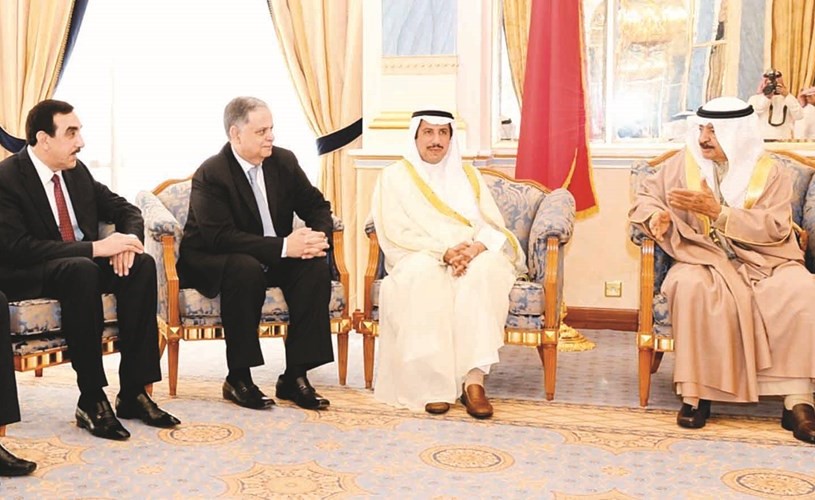 صاحب السمو الملكي الأمير خليفة بن سلمان آل خليفة مستقبلا السفير الشيخ عزام الصباح﻿