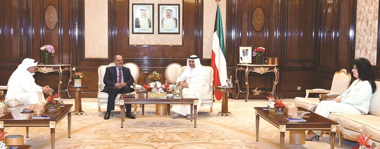 سمو رئيس الوزراء الشيخ جابر المبارك خلال استقباله رئيس اتحاد الصحافيين العرب مؤيد اللامي ونائب رئيس الاتحاد الزميل عدنان الراشد بحضور الشيخة اعتماد الخالد﻿