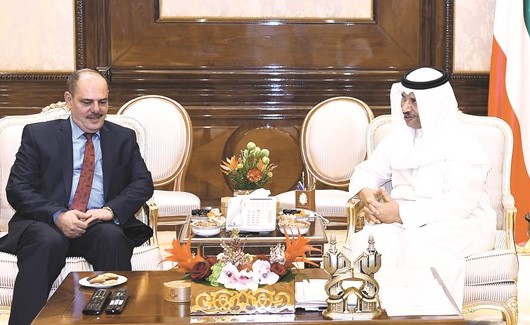 سمو رئيس الوزراء الشيخ جابر المبارك خلال استقباله مؤيد اللامي ﻿