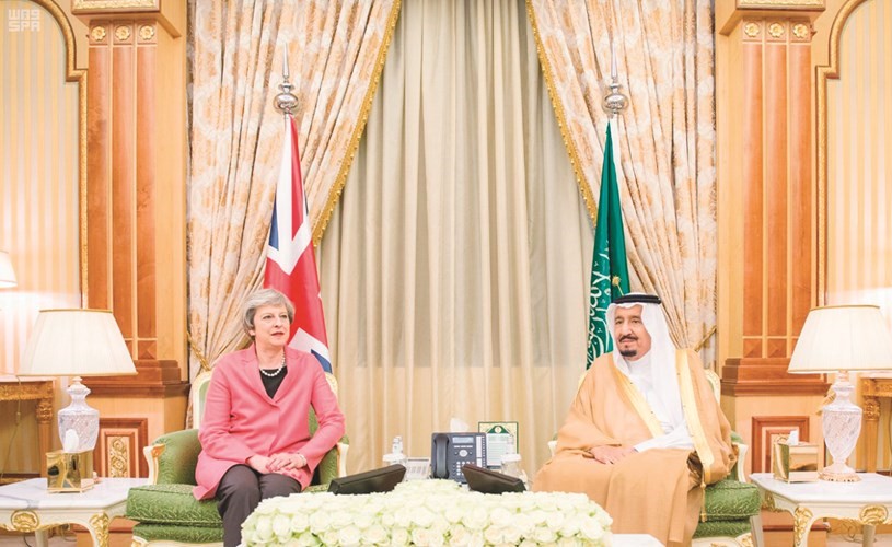 خادم الحرمين الشريفين الملك سلمان بن عبدالعزيز ورئيسة وزراء بريطانيا تيريزا ماي خلال مباحثاتهما الرسمية امس  (واس)﻿