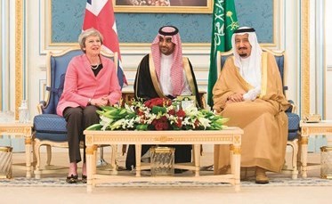  ﻿خادم الحرمين الشريفين الملك سلمان بن عبدالعزيز ورئيسة وزراء بريطانيا تيريزا ماي خلال مباحثاتهما في الرياض أمس (واس)﻿