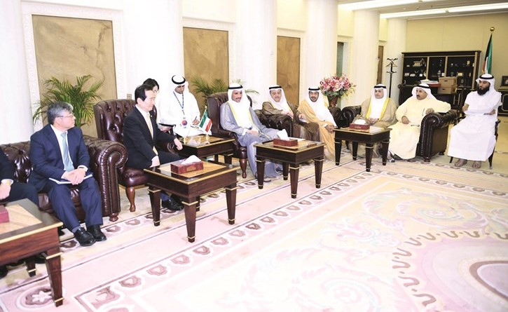 الرئيس الغانم أثناء استقباله رئيس مجلس الأمة في كوريا الجنوبية تشانغ سيه كيون ويبدو عيسى الكندري وعلي الدقباسي وسعد الخنفور وعلام الكندري﻿