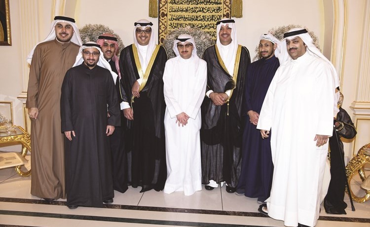  وتهنئة من الأصدقاء للمعرس بالمناسبة السعيدة﻿