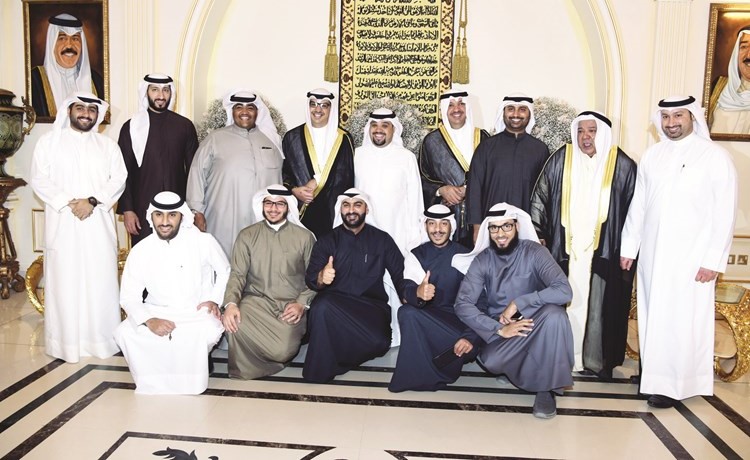 المعرس بدر أحمد البلوشي متوسطا عددا من الأهل والأصدقاء في لقطة تذكارية﻿