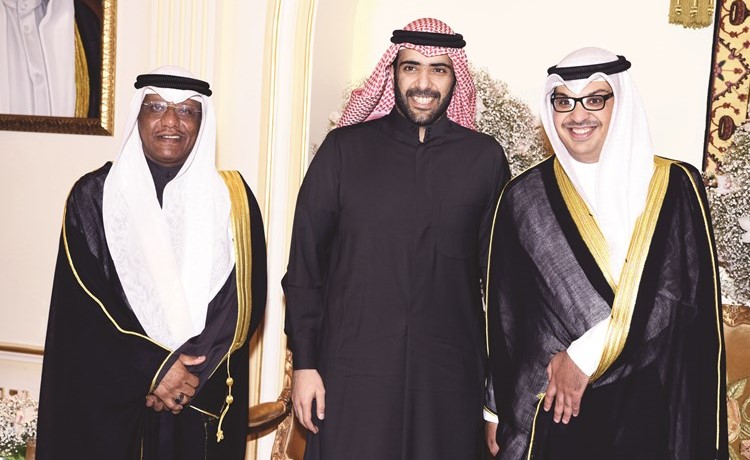 فهد الغانم مباركا للمعرس ووالد العروس محمد الشاهين﻿