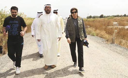 الشيخ عبدالله الأحمد و د.سميرة السيد عمر خلال جولة بالمحمية (ريليش كومار)﻿