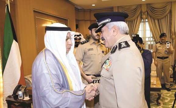 الشيخ خالد الجراح يصافح الفريق محمود الدوسري عقب تقليده رتبته الجديدة﻿