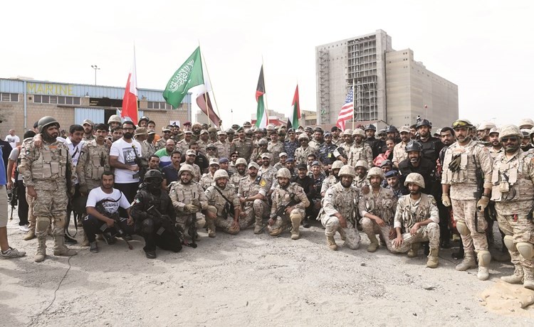 رئيس الأركان العامة الفريق الركن محمد الخضر متوسطا عددا من المشاركين في تمرين حسم العقبان﻿