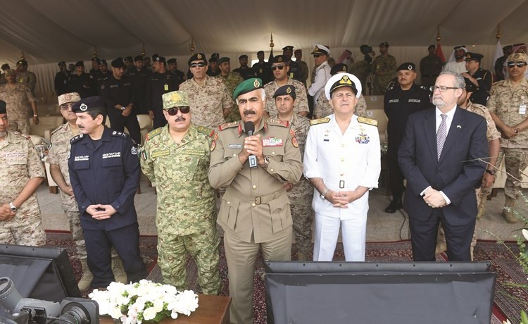 الفريق الركن محمد الخضر متحدثا بحضور الفريق الركن هاشم الرفاعي والفريق خالد المكراد والسفير الأميركي لورانس سيلفرمان﻿