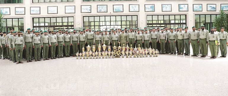 الفريق الركن هاشم الرفاعي في صورة جماعية مع الفائزين﻿