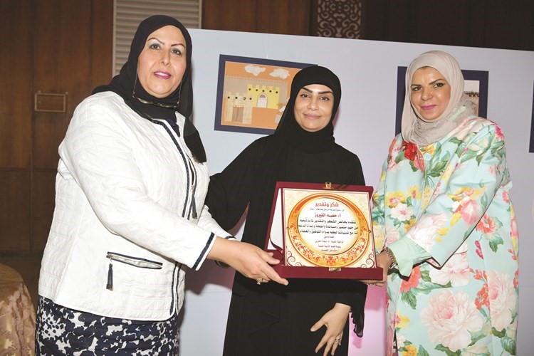 الموجهة د.نجاة الحربي تكرم مديرة مدرسة أم رومان بنت عامر أ. حصة الفيروز﻿