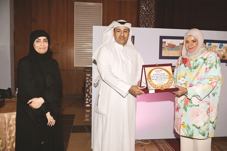 الموجهة د.نجاة الحربي تكرم مدير الأنشطة د.مبارك العتيبي﻿