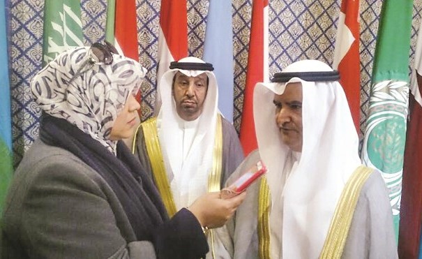 الوزير عصام المرزوق متحدثا للزميلة هناء السيد(ناصر عبدالسيد)﻿