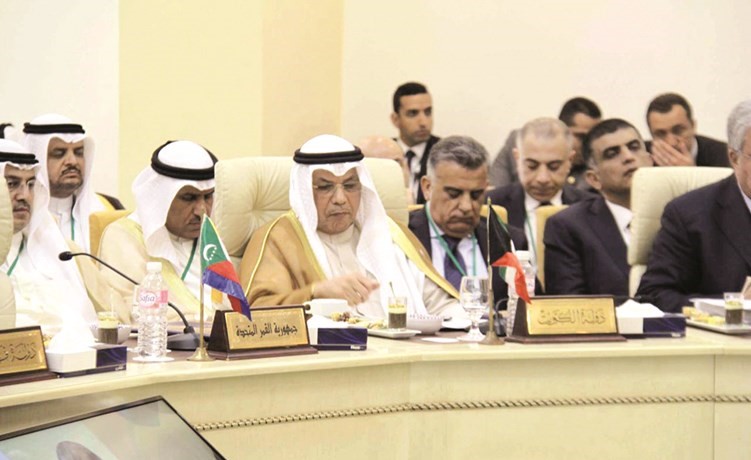 الشيخ خالد الجراح خلال الاجتماع ﻿