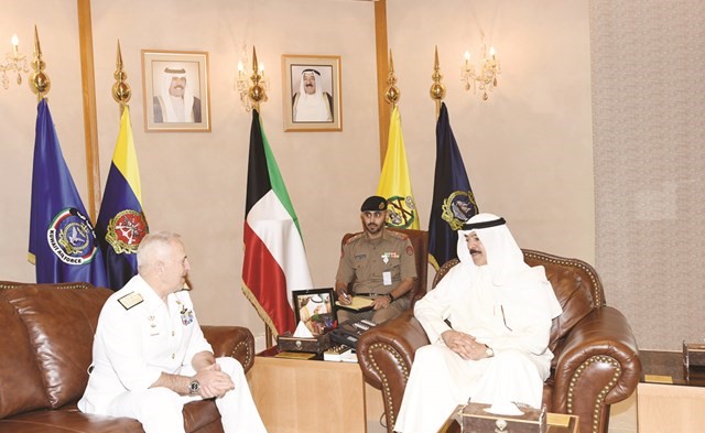  الشيخ محمد الخالد مع رئيس اركان الدفاع الوطني اليوناني الادميرال ايفانجيلوس ابوستولاكيس ﻿