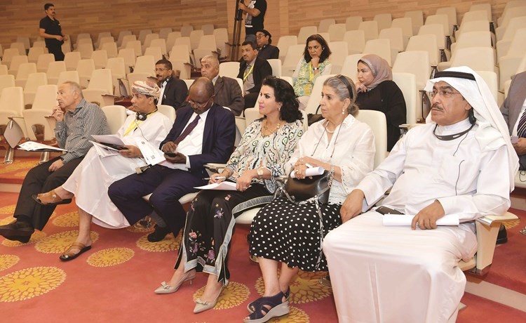نائب رئيس اتحاد الصحافيين العرب الزميل عدنان الراشد وفاطمة حسين وفاطمة العازمي وجانب من الحضور خلال احدى جلسات المؤتمر﻿
