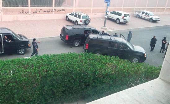 قوات الأمن تحاصر منزلي شقيق وابن شقيق الداعشي