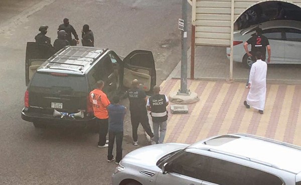 لحظة اخراج قاطني منزل شقيق الداعشي