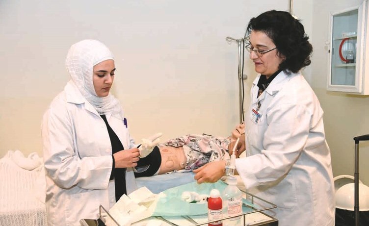 جانب من التدريب العملي لطلبة كلية التمريض﻿