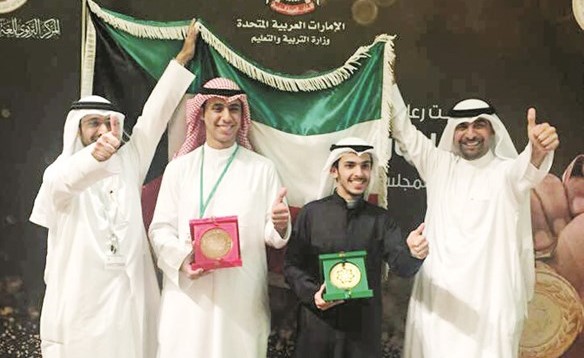 رفع علم الكويت عقب التتويج بمشاركة زملائهما ﻿