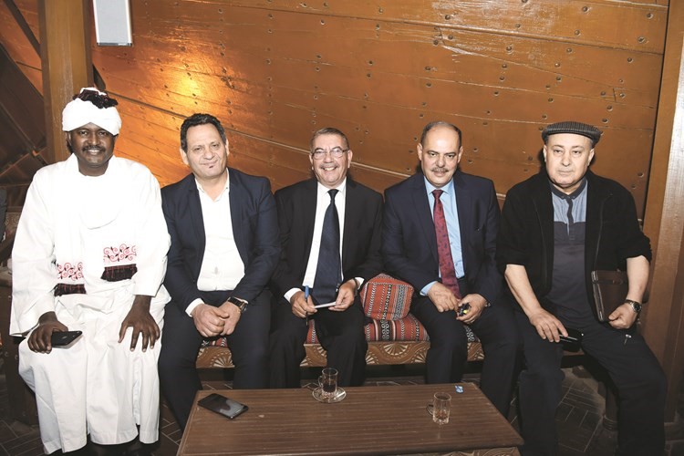 رئيس اتحاد الصحافيين العرب مؤيد اللامي مع بعض الحضور﻿