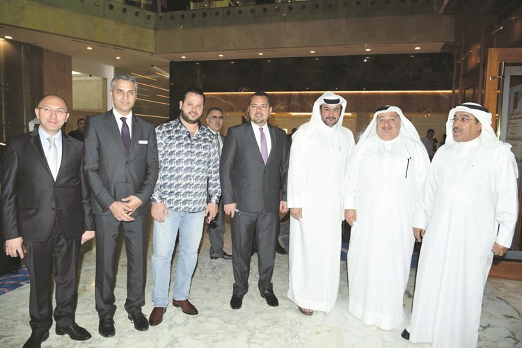 الزملاء عدنان الراشد ود.عماد بوخمسين وعبدالرحمن العليان ومبارك الهاجري مع عدد من الحضور﻿