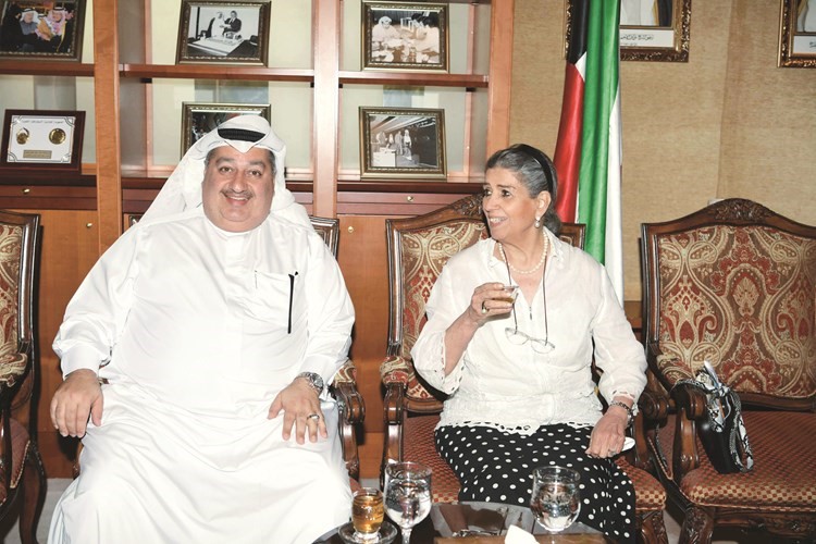 الزميلان د.عماد بوخمسين وفاطمة حسين خلال مأدبة الغداء﻿
