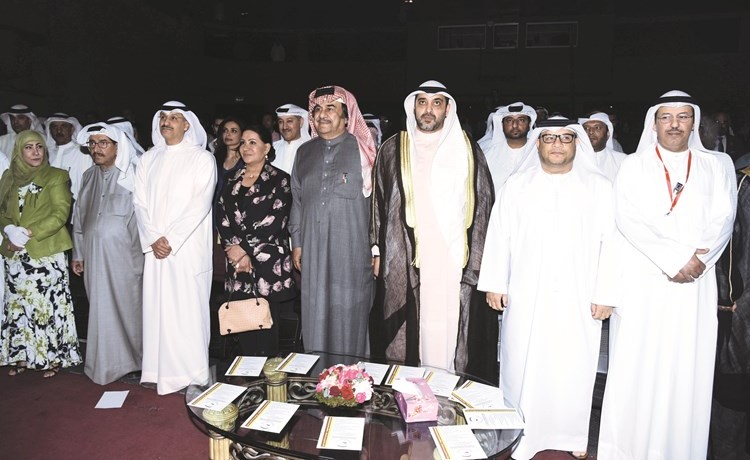 الشيخ محمد العبدالله يتوسط كبار الفنانين والقياديين في المسرح	(ريليش كومار)﻿