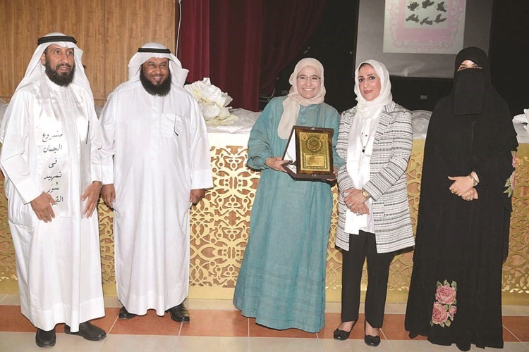 تكريم مديرة مدرسة الدوحة هنادي الثليث﻿
