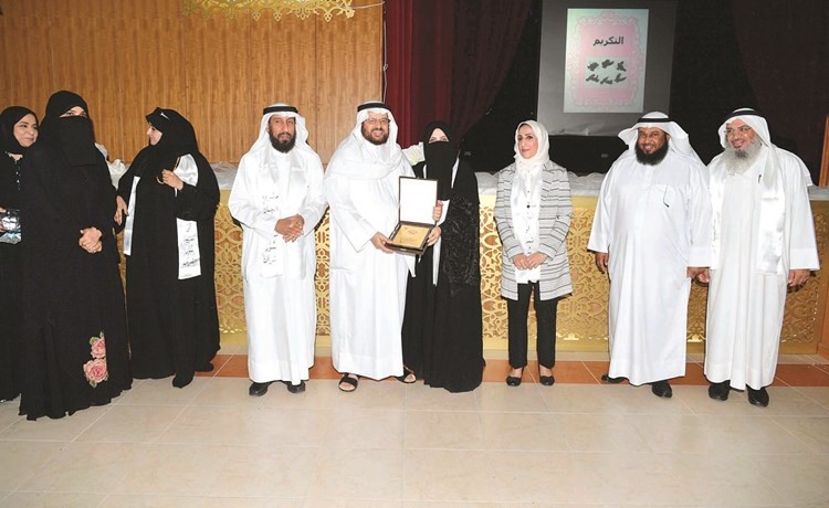 تكريم المعلمة الأولى شيخة المجبل ووالدها﻿