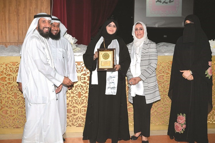 مديرة الشؤون التعليمية ليلى الشريف تكرم الموجهة الفنية هنادي العازمي﻿