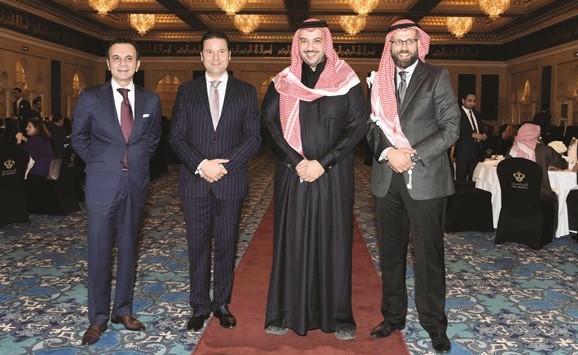 الشيخ مبارك العبدالله الصباح متوسطا حاتم شاطر ومازن حمد وماجد القاسم﻿